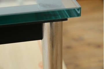 イタリアビンテージ　希少　Cassina(カッシーナ)　ル・コルビュジエ(Le Corbusier)　10 TABLE EN TUBE(ターブル アン テューブ)　LC10　スタイリッシュな佇まいが魅力的なガラスのローテーブル　定価約40万円　(R-080858)