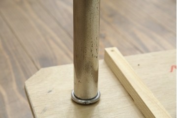 イタリアビンテージ　希少　Cassina(カッシーナ)　ル・コルビュジエ(Le Corbusier)　10 TABLE EN TUBE(ターブル アン テューブ)　LC10　スタイリッシュな佇まいが魅力的なガラスのローテーブル　定価約40万円　(R-080858)