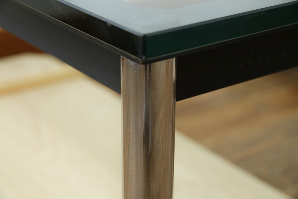 イタリアビンテージ　希少　Cassina(カッシーナ)　ル・コルビュジエ(Le Corbusier)　10 TABLE EN TUBE(ターブル アン テューブ)　LC10　スタイリッシュな佇まいが魅力的なガラスのローテーブル　定価約40万円　(R-080858)