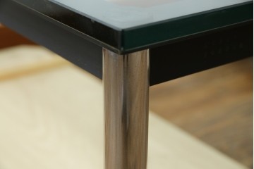 イタリアビンテージ　希少　Cassina(カッシーナ)　ル・コルビュジエ(Le Corbusier)　10 TABLE EN TUBE(ターブル アン テューブ)　LC10　スタイリッシュな佇まいが魅力的なガラスのローテーブル　定価約40万円　(R-080858)
