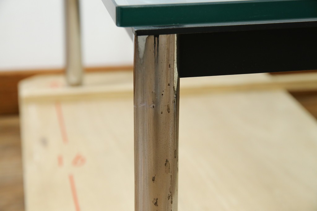イタリアビンテージ　希少　Cassina(カッシーナ)　ル・コルビュジエ(Le Corbusier)　10 TABLE EN TUBE(ターブル アン テューブ)　LC10　スタイリッシュな佇まいが魅力的なガラスのローテーブル　定価約40万円　(R-080858)