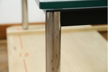 イタリアビンテージ　希少　Cassina(カッシーナ)　ル・コルビュジエ(Le Corbusier)　10 TABLE EN TUBE(ターブル アン テューブ)　LC10　スタイリッシュな佇まいが魅力的なガラスのローテーブル　定価約40万円　(R-080858)