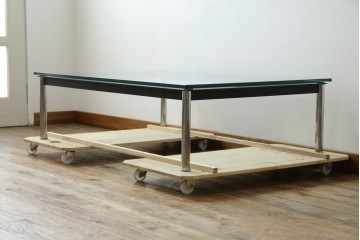 イタリアビンテージ　希少　Cassina(カッシーナ)　ル・コルビュジエ(Le Corbusier)　10 TABLE EN TUBE(ターブル アン テューブ)　LC10　スタイリッシュな佇まいが魅力的なガラスのローテーブル　定価約40万円　(R-080858)