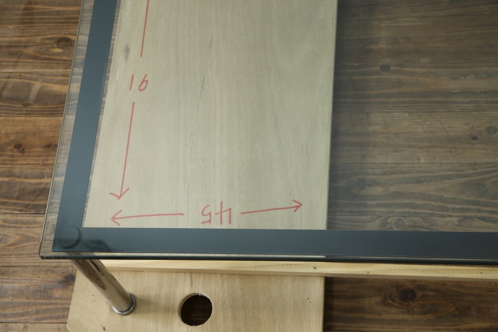 イタリアビンテージ　希少　Cassina(カッシーナ)　ル・コルビュジエ(Le Corbusier)　10 TABLE EN TUBE(ターブル アン テューブ)　LC10　スタイリッシュな佇まいが魅力的なガラスのローテーブル　定価約40万円　(R-080858)