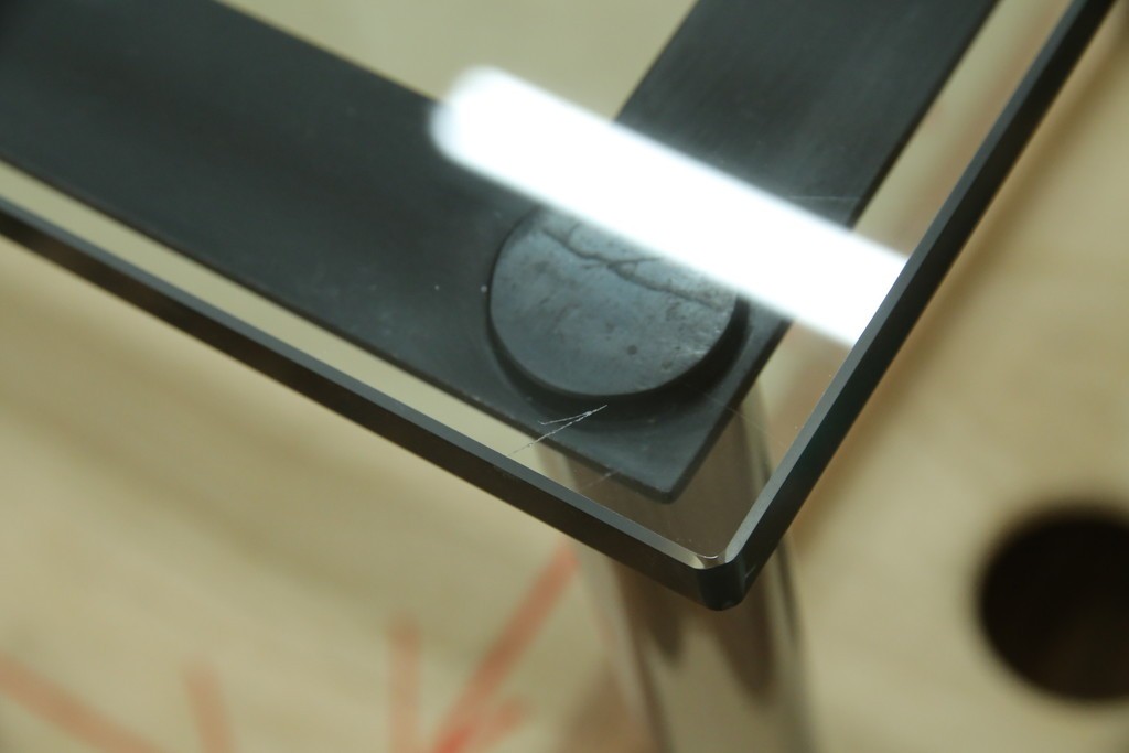 イタリアビンテージ　希少　Cassina(カッシーナ)　ル・コルビュジエ(Le Corbusier)　10 TABLE EN TUBE(ターブル アン テューブ)　LC10　スタイリッシュな佇まいが魅力的なガラスのローテーブル　定価約40万円　(R-080858)