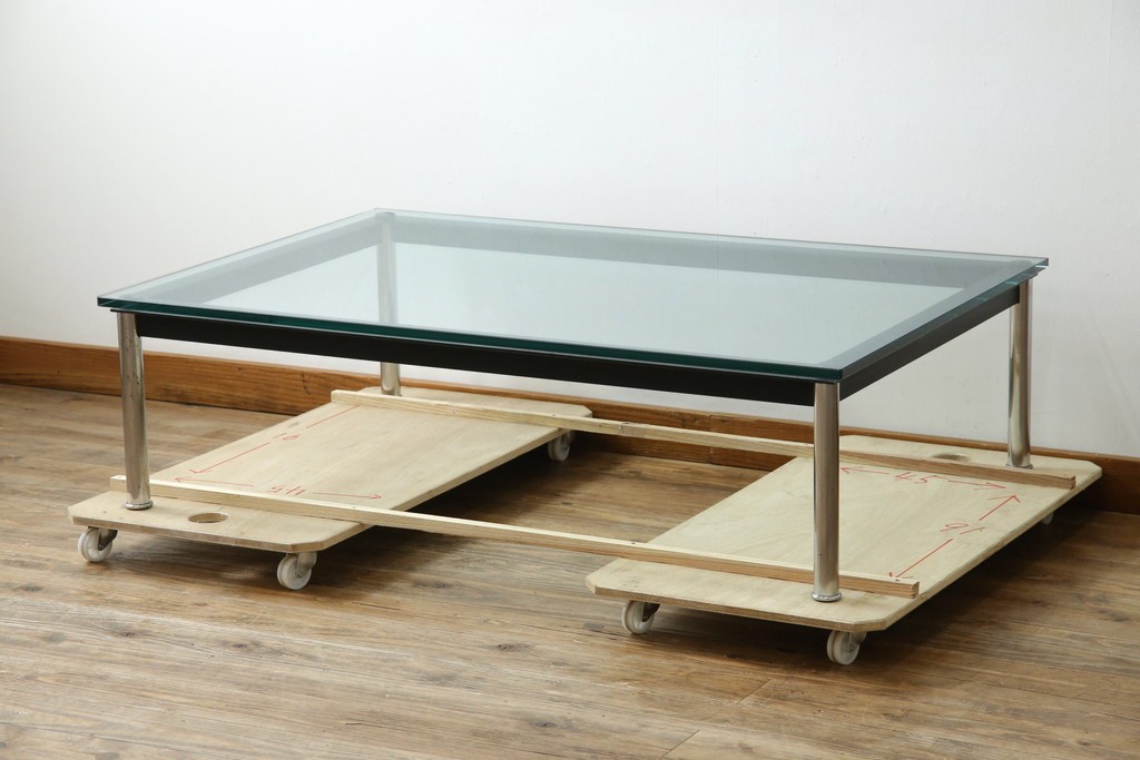 イタリアビンテージ　希少　Cassina(カッシーナ)　ル・コルビュジエ(Le Corbusier)　10 TABLE EN TUBE(ターブル アン テューブ)　LC10　スタイリッシュな佇まいが魅力的なガラスのローテーブル　定価約40万円　(R-080858)