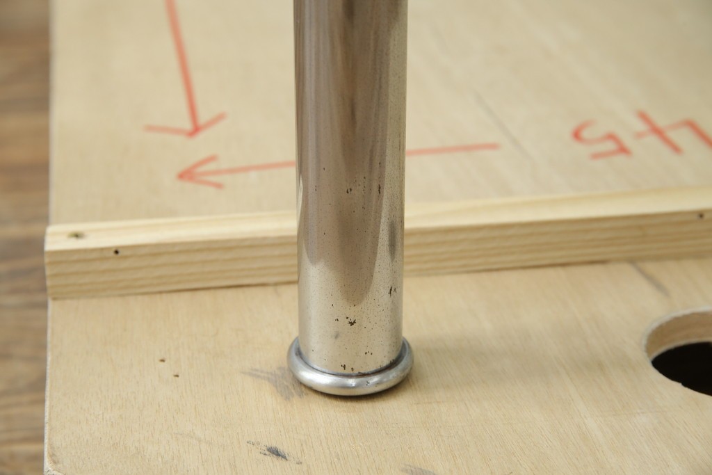 イタリアビンテージ　希少　Cassina(カッシーナ)　ル・コルビュジエ(Le Corbusier)　10 TABLE EN TUBE(ターブル アン テューブ)　LC10　スタイリッシュな佇まいが魅力的なガラスのローテーブル　定価約40万円　(R-080858)