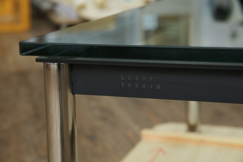 イタリアビンテージ　希少　Cassina(カッシーナ)　ル・コルビュジエ(Le Corbusier)　10 TABLE EN TUBE(ターブル アン テューブ)　LC10　スタイリッシュな佇まいが魅力的なガラスのローテーブル　定価約40万円　(R-080858)