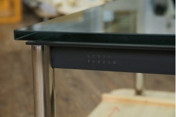 イタリアビンテージ　希少　Cassina(カッシーナ)　ル・コルビュジエ(Le Corbusier)　10 TABLE EN TUBE(ターブル アン テューブ)　LC10　スタイリッシュな佇まいが魅力的なガラスのローテーブル　定価約40万円　(R-080858)