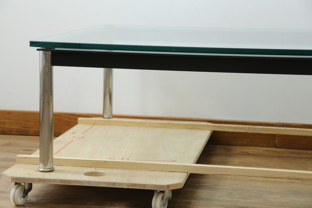 イタリアビンテージ　希少　Cassina(カッシーナ)　ル・コルビュジエ(Le Corbusier)　10 TABLE EN TUBE(ターブル アン テューブ)　LC10　スタイリッシュな佇まいが魅力的なガラスのローテーブル　定価約40万円　(R-080858)