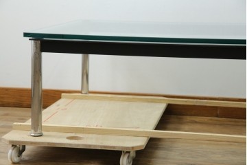 イタリアビンテージ　希少　Cassina(カッシーナ)　ル・コルビュジエ(Le Corbusier)　10 TABLE EN TUBE(ターブル アン テューブ)　LC10　スタイリッシュな佇まいが魅力的なガラスのローテーブル　定価約40万円　(R-080858)