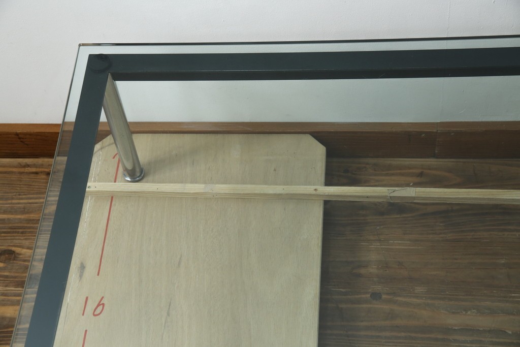 イタリアビンテージ　希少　Cassina(カッシーナ)　ル・コルビュジエ(Le Corbusier)　10 TABLE EN TUBE(ターブル アン テューブ)　LC10　スタイリッシュな佇まいが魅力的なガラスのローテーブル　定価約40万円　(R-080858)