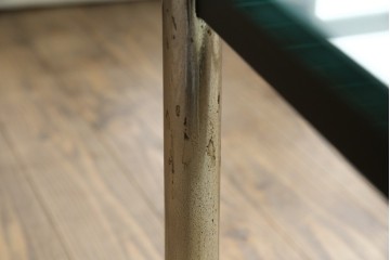 イタリアビンテージ　希少　Cassina(カッシーナ)　ル・コルビュジエ(Le Corbusier)　10 TABLE EN TUBE(ターブル アン テューブ)　LC10　スタイリッシュな佇まいが魅力的なガラスのローテーブル　定価約40万円　(R-080858)