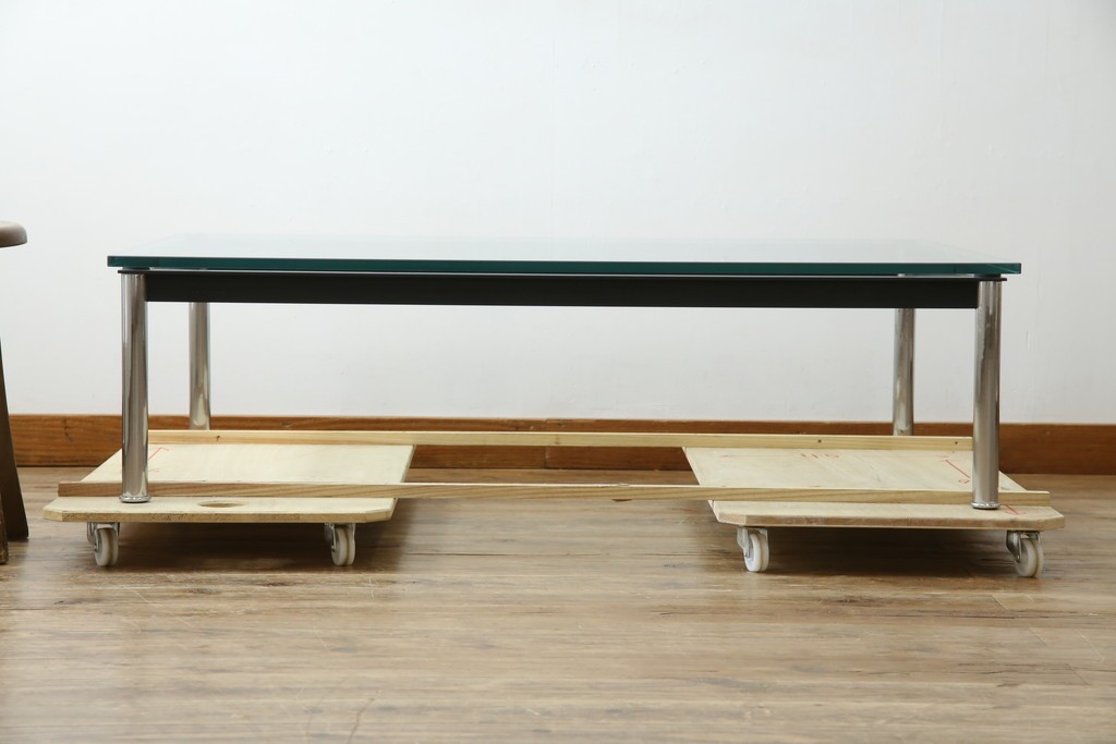 イタリアビンテージ　希少　Cassina(カッシーナ)　ル・コルビュジエ(Le Corbusier)　10 TABLE EN TUBE(ターブル アン テューブ)　LC10　スタイリッシュな佇まいが魅力的なガラスのローテーブル　定価約40万円　(R-080858)