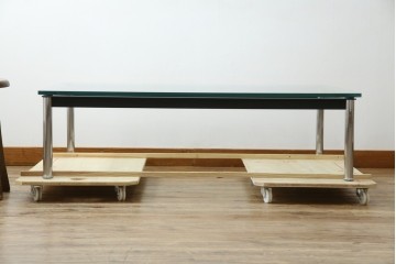 イタリアビンテージ　希少　Cassina(カッシーナ)　ル・コルビュジエ(Le Corbusier)　10 TABLE EN TUBE(ターブル アン テューブ)　LC10　スタイリッシュな佇まいが魅力的なガラスのローテーブル　定価約40万円　(R-080858)