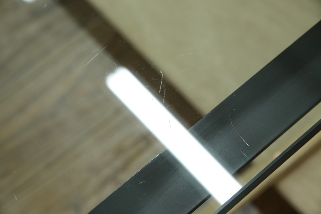 イタリアビンテージ　希少　Cassina(カッシーナ)　ル・コルビュジエ(Le Corbusier)　10 TABLE EN TUBE(ターブル アン テューブ)　LC10　スタイリッシュな佇まいが魅力的なガラスのローテーブル　定価約40万円　(R-080858)