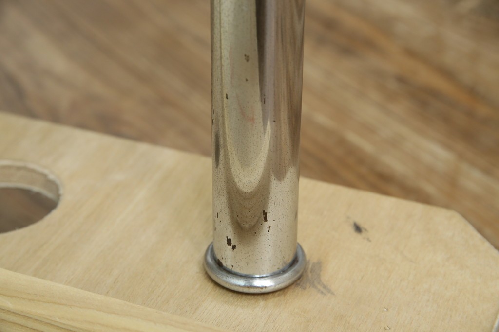 イタリアビンテージ　希少　Cassina(カッシーナ)　ル・コルビュジエ(Le Corbusier)　10 TABLE EN TUBE(ターブル アン テューブ)　LC10　スタイリッシュな佇まいが魅力的なガラスのローテーブル　定価約40万円　(R-080858)