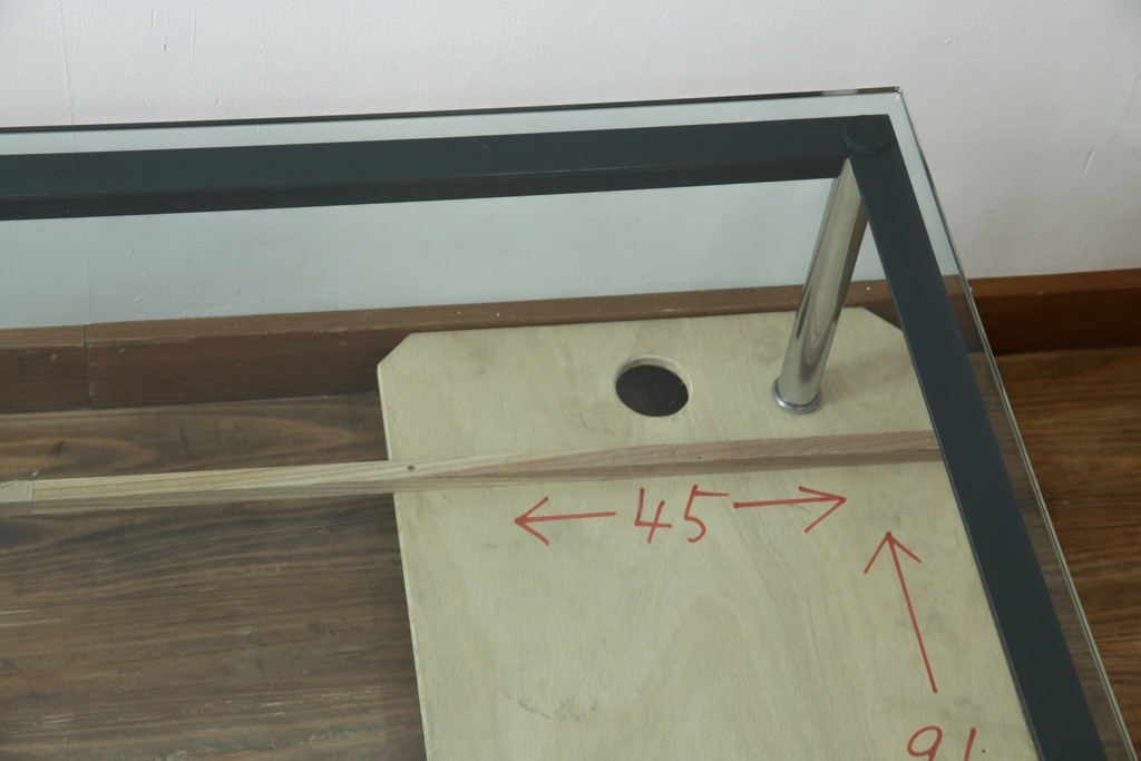 イタリアビンテージ　希少　Cassina(カッシーナ)　ル・コルビュジエ(Le Corbusier)　10 TABLE EN TUBE(ターブル アン テューブ)　LC10　スタイリッシュな佇まいが魅力的なガラスのローテーブル　定価約40万円　(R-080858)