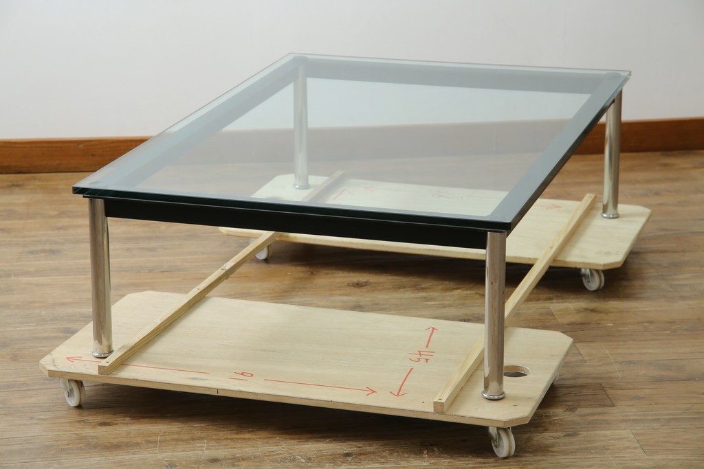 イタリアビンテージ　希少　Cassina(カッシーナ)　ル・コルビュジエ(Le Corbusier)　10 TABLE EN TUBE(ターブル アン テューブ)　LC10　スタイリッシュな佇まいが魅力的なガラスのローテーブル　定価約40万円　(R-080858)