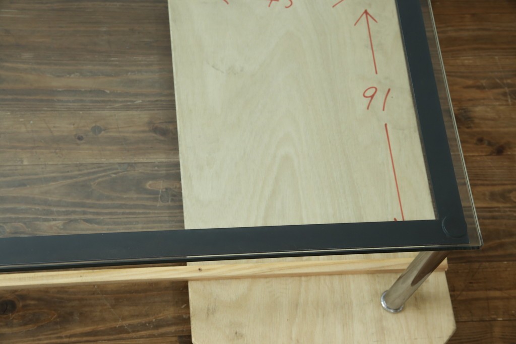 イタリアビンテージ　希少　Cassina(カッシーナ)　ル・コルビュジエ(Le Corbusier)　10 TABLE EN TUBE(ターブル アン テューブ)　LC10　スタイリッシュな佇まいが魅力的なガラスのローテーブル　定価約40万円　(R-080858)