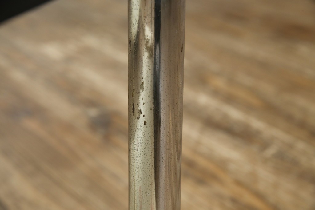 イタリアビンテージ　希少　Cassina(カッシーナ)　ル・コルビュジエ(Le Corbusier)　10 TABLE EN TUBE(ターブル アン テューブ)　LC10　スタイリッシュな佇まいが魅力的なガラスのローテーブル　定価約40万円　(R-080858)