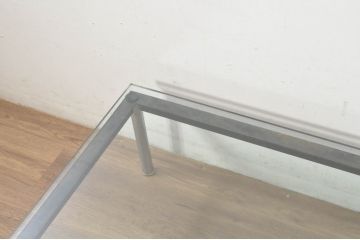 イタリアビンテージ　希少　Cassina(カッシーナ)　ル・コルビュジエ(Le Corbusier)　10 TABLE EN TUBE(ターブル アン テューブ)　LC10　スタイリッシュな佇まいが魅力的なガラスのローテーブル(リビングテーブル、センターテーブル、カクテルテーブル、ヴィンテージ)(定価約40万円)(R-080858)