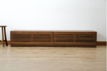 中古　美品　関家具　セルマ(SELMA)　ウォールナット材　和の空間から北欧スタイル等さまざまなテイストに馴染むスタイリッシュなテレビボード(TVボード、テレビ台、ローボード、キャビネット)(R-080861)