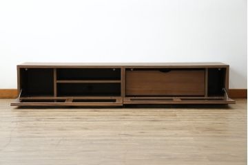 中古　美品　関家具　セルマ(SELMA)　ウォールナット材　和の空間から北欧スタイル等さまざまなテイストに馴染むスタイリッシュなテレビボード(TVボード、テレビ台、ローボード、キャビネット)(R-080861)