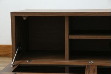 中古　美品　関家具　セルマ(SELMA)　ウォールナット材　和の空間から北欧スタイル等さまざまなテイストに馴染むスタイリッシュなテレビボード(TVボード、テレビ台、ローボード、キャビネット)(R-080861)