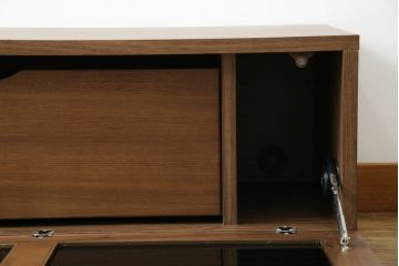 中古　美品　関家具　セルマ(SELMA)　ウォールナット材　和の空間から北欧スタイル等さまざまなテイストに馴染むスタイリッシュなテレビボード(TVボード、テレビ台、ローボード、キャビネット)(R-080861)