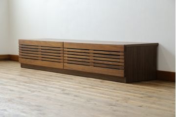 中古　美品　関家具　セルマ(SELMA)　ウォールナット材　和の空間から北欧スタイル等さまざまなテイストに馴染むスタイリッシュなテレビボード(TVボード、テレビ台、ローボード、キャビネット)(R-080861)