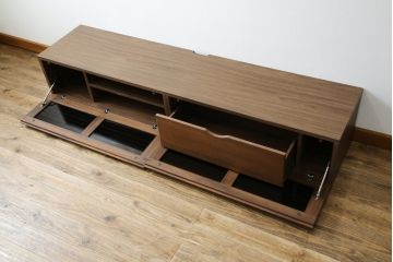 中古　美品　関家具　セルマ(SELMA)　ウォールナット材　和の空間から北欧スタイル等さまざまなテイストに馴染むスタイリッシュなテレビボード(TVボード、テレビ台、ローボード、キャビネット)(R-080861)