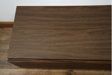 中古　美品　関家具　セルマ(SELMA)　ウォールナット材　和の空間から北欧スタイル等さまざまなテイストに馴染むスタイリッシュなテレビボード(TVボード、テレビ台、ローボード、キャビネット)(R-080861)