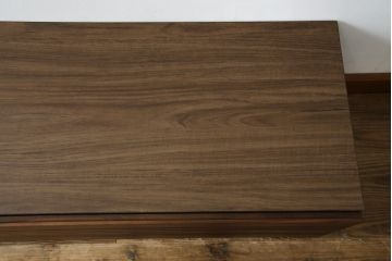 中古　美品　関家具　セルマ(SELMA)　ウォールナット材　和の空間から北欧スタイル等さまざまなテイストに馴染むスタイリッシュなテレビボード(TVボード、テレビ台、ローボード、キャビネット)(R-080861)