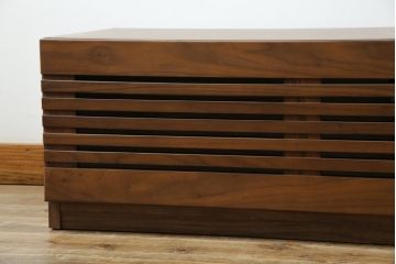 中古　美品　関家具　セルマ(SELMA)　ウォールナット材　和の空間から北欧スタイル等さまざまなテイストに馴染むスタイリッシュなテレビボード(TVボード、テレビ台、ローボード、キャビネット)(R-080861)