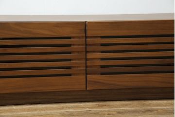 中古　美品　関家具　セルマ(SELMA)　ウォールナット材　和の空間から北欧スタイル等さまざまなテイストに馴染むスタイリッシュなテレビボード(TVボード、テレビ台、ローボード、キャビネット)(R-080861)