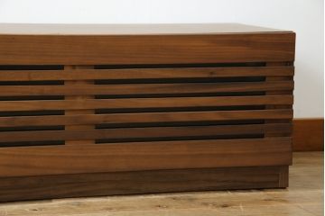 中古　美品　関家具　セルマ(SELMA)　ウォールナット材　和の空間から北欧スタイル等さまざまなテイストに馴染むスタイリッシュなテレビボード(TVボード、テレビ台、ローボード、キャビネット)(R-080861)