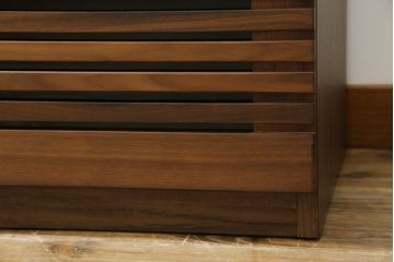 中古　美品　関家具　セルマ(SELMA)　ウォールナット材　和の空間から北欧スタイル等さまざまなテイストに馴染むスタイリッシュなテレビボード(TVボード、テレビ台、ローボード、キャビネット)(R-080861)