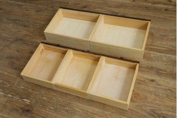 中古　北海道民芸家具　HM160K　格子組みガラス戸と充実した収納力が魅力の食器棚　(R-080862)