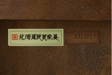中古　北海道民芸家具　HM160K　格子組みガラス戸と充実した収納力が魅力の食器棚　(R-080862)