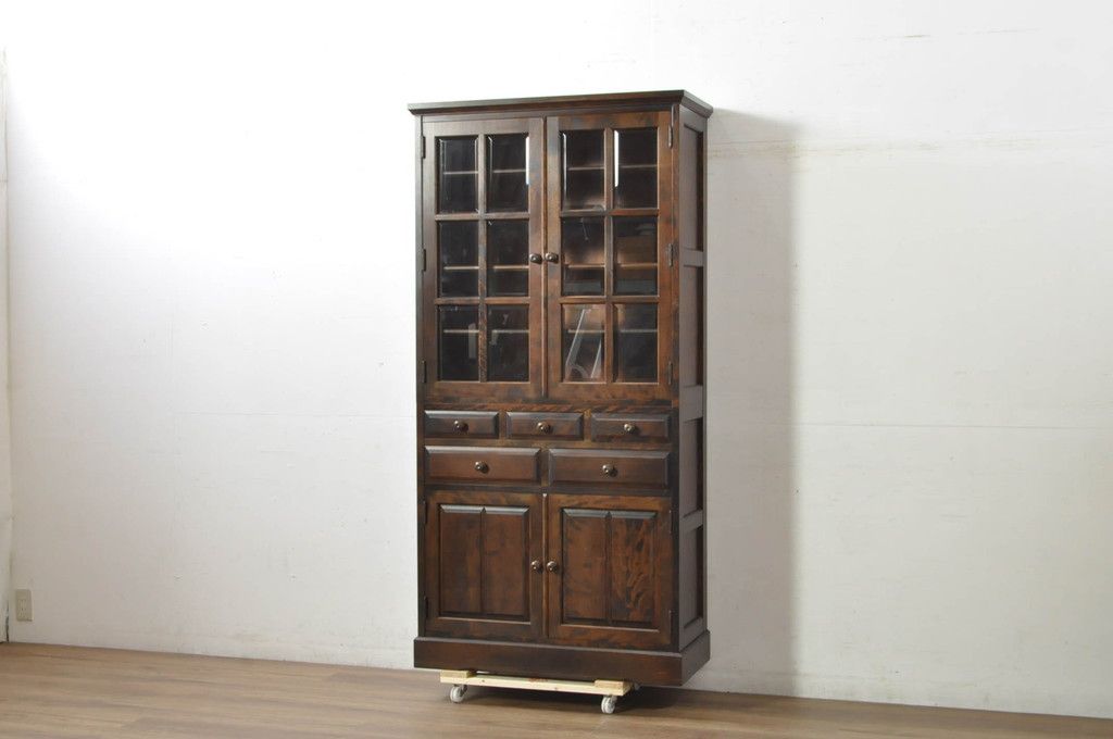 中古　北海道民芸家具　HM160K　格子組みガラス戸と充実した収納力が魅力の食器棚　(R-080862)