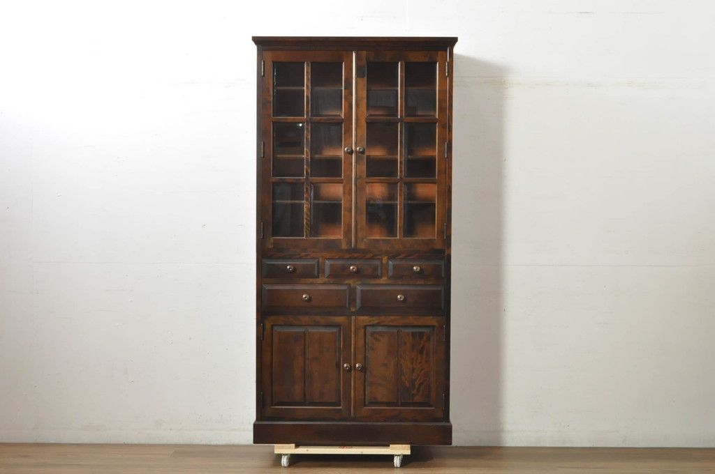 中古　北海道民芸家具　HM160K　格子組みガラス戸と充実した収納力が魅力の食器棚　(R-080862)