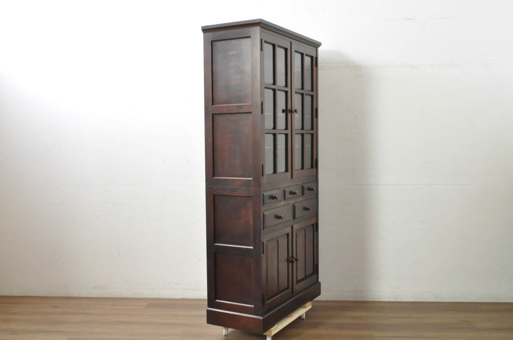 中古　北海道民芸家具　HM160K　格子組みガラス戸と充実した収納力が魅力の食器棚　(R-080862)