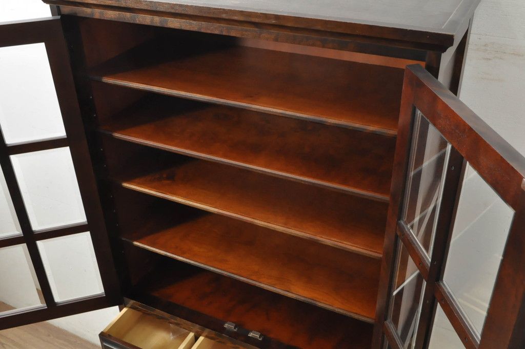 中古　北海道民芸家具　HM160K　格子組みガラス戸と充実した収納力が魅力の食器棚　(R-080862)