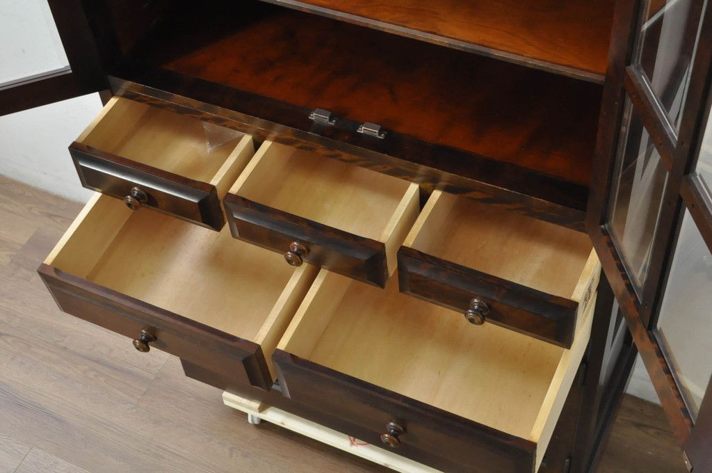 中古　北海道民芸家具　HM160K　格子組みガラス戸と充実した収納力が魅力の食器棚　(R-080862)