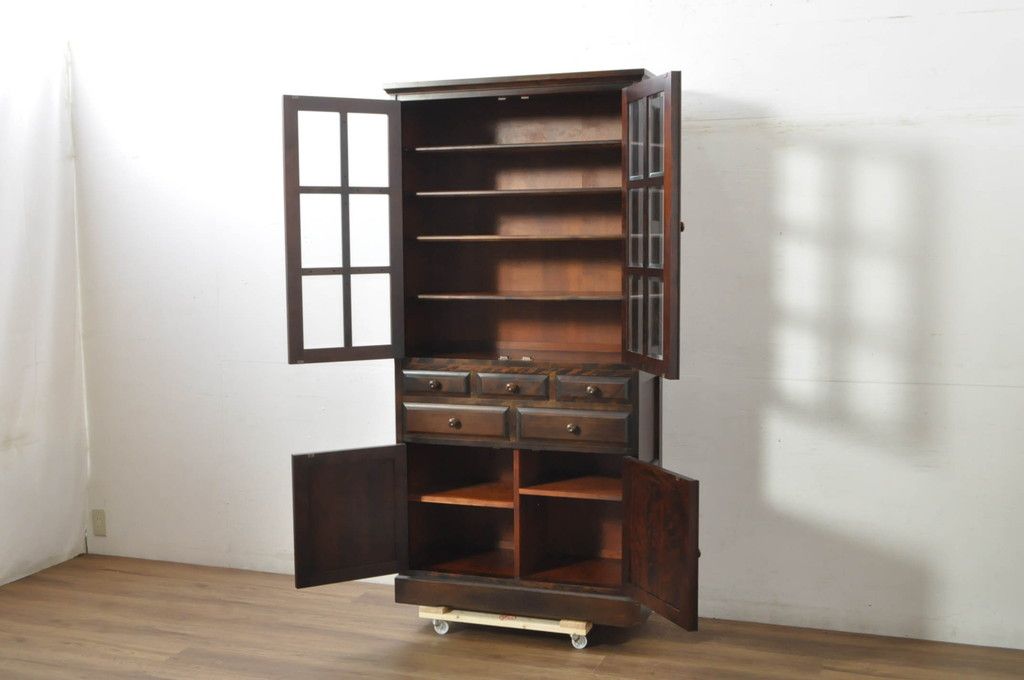 中古　北海道民芸家具　HM160K　格子組みガラス戸と充実した収納力が魅力の食器棚　(R-080862)