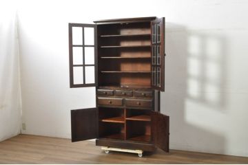 中古　北海道民芸家具　HM160K　格子組みガラス戸と充実した収納力が魅力の食器棚　(R-080862)