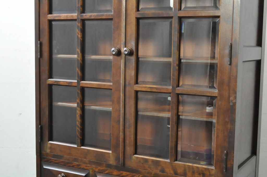 中古　北海道民芸家具　HM160K　格子組みガラス戸と充実した収納力が魅力の食器棚　(R-080862)