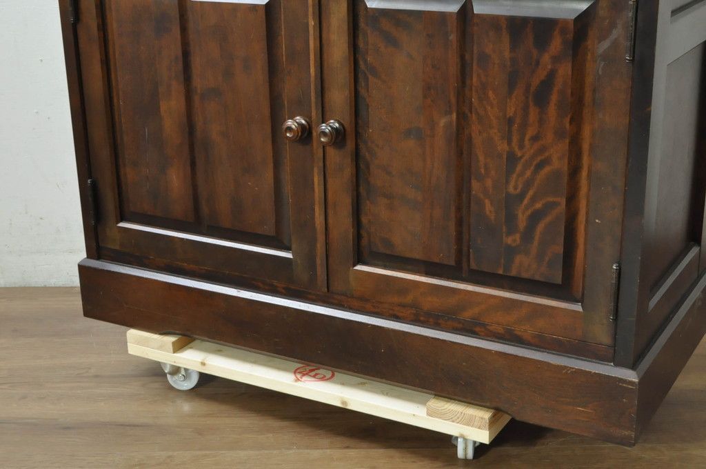 中古　北海道民芸家具　HM160K　格子組みガラス戸と充実した収納力が魅力の食器棚　(R-080862)