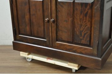 中古　北海道民芸家具　HM160K　格子組みガラス戸と充実した収納力が魅力の食器棚　(R-080862)